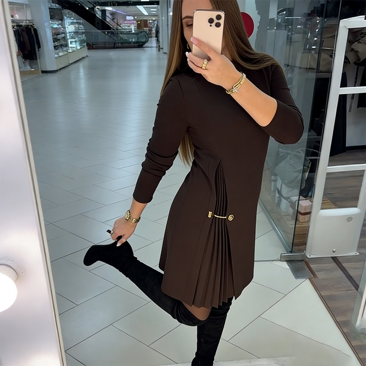 Vestido Sofisticado Línea A con Detalle Plisado y Cadena Dorada